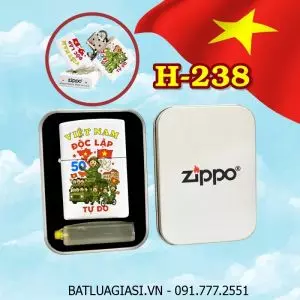 BẬT LỬA ZIPPO SƠN TĨNH ĐIỆN HÌNH KỶ NIỆM 50 NĂM NGÀY GIẢI PHÓNG MIỀN NAM THỐNG NHẤT ĐẤT NƯỚC VIỆT NAM (30/4/1975 - 30/4/2025) (CÓ MỘC ĐÁY) (HỘP THIẾC KÈM XĂNG) H-238
