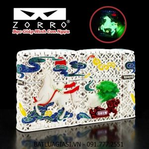 BẬT LỬA ZIPPO ZORRO BỌC GIÁP HÌNH CON NGỰA DẠ QUANG PHÁT SÁNG (ZORRO THẾ HỆ 2 PHIÊN BẢN NĂM BÍNH NGỌ 2026) (FULLBOX) - (XÀI XĂNG) #BẠC